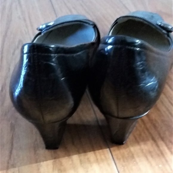 ⭐️HOST Pick⭐️ | Classic Women's Black Pump Size 7.5 W - Picture 3 of 5